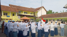 Kapolsek Wonorejo Jadi Pembina Upacara di Yayasan Hidayatul Mubtadiin, Ingatkan Bahaya Kenakalan Remaja