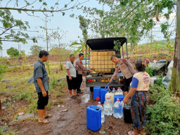 Kapolsek Winongan Distribusikan Air Bersih ke Warga Pelosok  Dusun Guwo