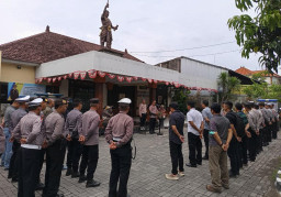 Kapolsek Dentim Tekankan Kedisiplinan dan Profesionalisme Personel Lewat Apel Jam Pimpinan