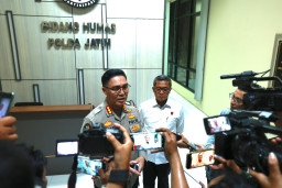 Polda Jatim Kembalikan Buku Sitaan yang Tidak Terkait dengan Tindak Pidana