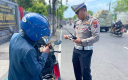 Satlantas Polres Sampang Gelar Pemeriksaan Kendaraan Bermotor: 74 Set Tilang Diberikan