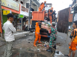 Sinergis Bersama Aparatur Wilayah Babinsa Koramil 02/SB Bahu Membahu Angkut Sampah dan Bersihkan Selokan