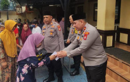 Polsek Tambora Gelar Jum'at Peduli, Bagikan 30 Karung Beras kepada Warga