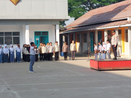 Kapolsek Kresek AKP A. Suryadi pimpin Upacara di SMK Jaya Buana Kecamatan Kresek