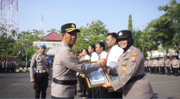 Kapolres Sampang Apresiasi Anggota Berprestasi dengan Penghargaan