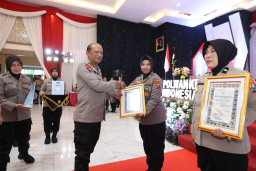 Bripka Fitri Artawati, Polwan Polres Sampang yang Mendapatkan Penghargaan dari Kapolda Jatim