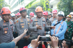 Kapolda Jatim Tinjau Evakuasi Korban Robohnya Bangunan Ponpes Al Khoziny di Sidoarjo