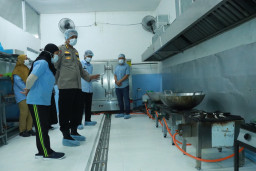 Itwasda Polda Jatim Lakukan Pengawasan SPPG Polres Gresik Pastikan Kualitas dan Kebersihan MBG