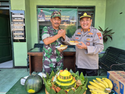Wujudkan Solidaritas Polsek Prigen Sambangi Koramil dan Serahkan Tumpeng HUT TNI ke 80