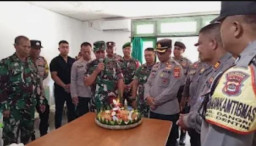Polsek Dentim Bawa Tumpeng Ulang Tahun Untuk Koramil 1611-01 Dentim di Momen HUT TNI ke-80