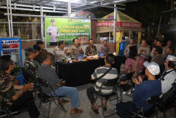 Dekatkan Dengan Masyarakat, Kapolres Tanjung Perak Gelar Cangkrukan dan Bagikan 300 Kunci Ganda