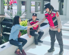 Polwan Polres Bandara Ngurah Rai Tunjukkan Sikap Humanis Saat Sapa Pengguna Jasa Bandara