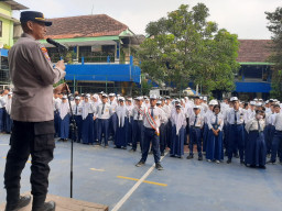 Pesan  Kasat Binmas Polres Tanjung Perak di SMPN 7 Surabaya: Jauhi Narkoba dan Judi Online