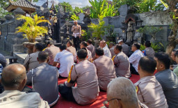Tingkatkan Sradha Bhakti, Personel Polsek Dentim Laksanakan Persembahyangan Bersama Hari Purnama Sasih Kapat