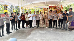 Personel Polres Bandara Ngurah Rai Hadiri Pernikahan Putra Anggota, Wujud Kekeluargaan dan Solidaritas Polri 