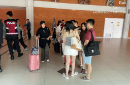 Personel Polres Bandara Jaga Keamanan dan Sapa Penumpang di Terminal Domestik