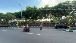 Personel Sat Lantas Polres Bandara Ngurah Rai Laksanakan Pengaturan Lalu Lintas Pagi Hari