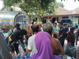 Polsek Sukorejo Bagikan Dua Tangki Air Nersih. Warga Kenduruhan Antusias Pada Polri