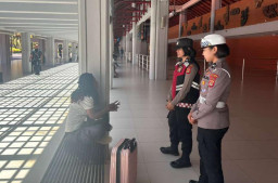 Polwan Bandara Ngurah Rai Gelar Patroli Dialogis, Ciptakan Rasa Aman di Area Kedatangan Domestik