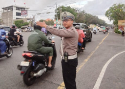 Cegah Kemacetan Pagi Hari, Personel Lalulintas Polsek Dentim Lakukan Pengaturan di Simpang TL Waribang