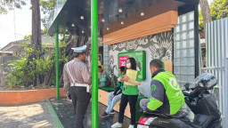 Polantas Polres Bandara Ngurah Rai Sampaikan Imbauan Tertib Lalu Lintas kepada Pengemudi Ojek Online