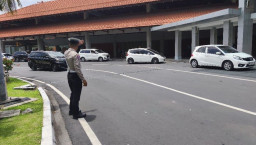 Sat Lantas Polres Bandara Ngurah Rai Laksanakan Pengaturan Lalu Lintas di Area Keberangkatan Domestik