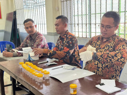 Bersih dari Narkoba: 24 Warga Binaan Lapas Narkotika Pamekasan Lolos Tes Urine Tanpa Catatan