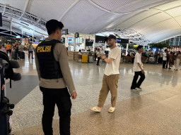 Polisi Bandara Ngurah Rai Tunjukkan Pendekatan Humanis kepada Wisatawan Asing
