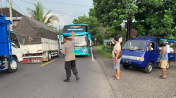 Polisi Sigap Atur Arus Lalu Lintas, Truk Mogok di Jalur Denpasar–Gilimanuk Berhasil Ditangani Cepat dan Aman