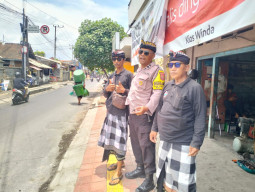 Bhabinkamtibmas Desa Sumerta Kaja Amankan Jalur Prosesi Penguburan Warga Banjar Sime