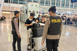 Polisi Bandara Ngurah Rai Layani Wisatawan Dengan Pendekatan Humanis di Terminal Keberangkatan Internasional