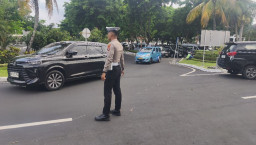 Sat Lantas Polres Bandara I Gusti Ngurah Rai Atur Arus Lalu Lintas di Area Keberangkatan Domestik