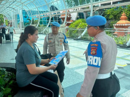 Sipropam Polres Bandara Ngurah Rai Sosialisasikan Mekanisme Pengaduan Cepat Propam Polri Melalui Scan Barcode