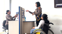 Polantas Menyapa, Satpas SIM Polresta Denpasar Beri Pelayanan Humanis Bagi Pemohon Disabilitas