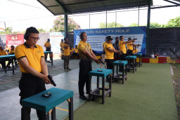 Personil Polres Bandara Ngurah Rai Ikuti Latihan Nembak di Lapangan Bhayangkara