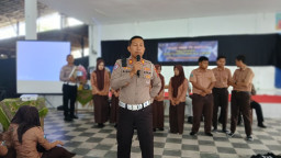 Satlantas Polres Sampang Gelar 'Police Goes to School' untuk Sosialisasi Tertib Berlalu Lintas
