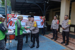 Polsek Tambora Melakukan Giat Jum'at Peduli - Jaga Jakarta Berbagi Kasih