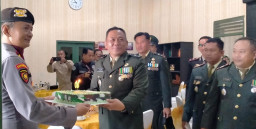 Polres Sampang Beri Kue Kejutan, Rayakan HUT ke-80 TNI Penuh Sinergi