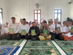 ​Perkuat Pembinaan Agama Warga Binaan, Rutan Sampang Terima 91 Al-Qur'an dari Wakil Bupati