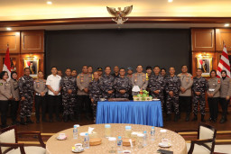Kapolres Pelabuhan Tanjung Priok Berikan   Surprise HUT ke-80 TNI