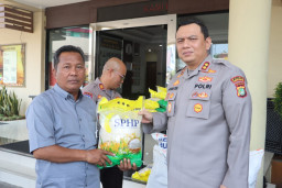 Wujud Kepedulian, Kapolres Pelabuhan Tanjung Priok Salurkan Bansos kepada Buruh TKBM