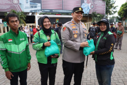 Wujud Kepedulian, Kapolres Pelabuhan Tanjung Priok Salurkan Bansos kepada Ojeg Online, Buruh TKBM, Satpam, Pokdarkamtibm