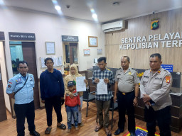 SPKT Polres Priok Bantu Keluarga Terlantar Pulang ke Bandung, Warga Ucapkan Terima Kasih"