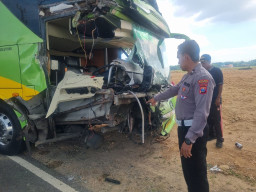 Tabrakan Maut di Jrengik Sampang: Bus Gunung Harta vs Dum Truck, Dua Korban Dilarikan ke Puskesmas