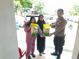 Sinergitas Polri dan Bulog, Satbinmas Polres Pelabuhan Tanjung Priok Salurkan 144 Pack Beras GPM di Muara Angke”