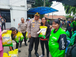 Dalam Rangka HKGB ke-73, Ketua Cabang Bhayangkari dan Kapolresta Tangerang Laksanakan Bakti Sosial di Mako Polsek Balara