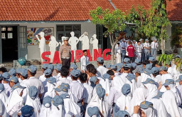 Polantas Menyapa: Kasat Lantas Polres Sampang Jadi Pembina Upacara di SMAN 1 Sampang