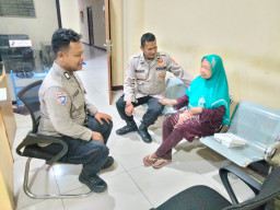 Respon Cepat Pamapta dan Bhabinkamtibmas Layani Lansia Pikun, Cari Alamat dan Antar Ke Rumah