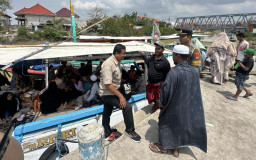 Aksi Nyata Program Kapolda Jatim: Personel Pamapta Polres Sampang Beri Edukasi Keselamatan di Pelabuhan Tanglok