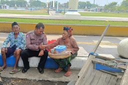 Aksi Heroik Bripka Imam Kholik, Potret Kemanusiaan Anggota Satlantas Polres Sampang ​